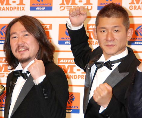 笑い飯 ラスト M 1 に 優勝できたら 昨年大会で話題の 鳥人 姿で登場 Oricon News