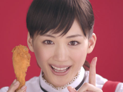 画像 写真 綾瀬はるかがチキンにかぶりつく Kfc40周年大使として奮闘 4枚目 Oricon News