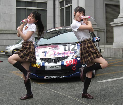 画像 写真 Kiss Sis 痛車がレース参戦 アイドルゆいかおりが必勝祈願でダンス 3枚目 Oricon News