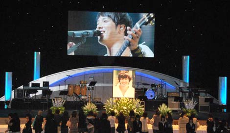 パク・ヨンハさん献花式 開始前に4000人が列 | オリコンニュース