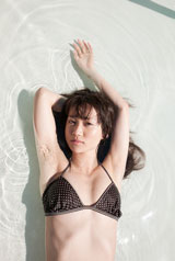 プールにビキニ姿で横たわる大島優子　