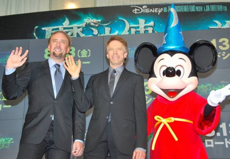 映画『魔法使いの弟子』のスペシャルプレビューイベントに出席した（左から）ニコラス・ケイジ、プロデューサーのジェリー・ブラッカイマー、ミッキーマウス　