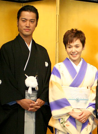 サムネイル 映画『オカンの嫁入り』の完成“披露宴”に出席した大竹しのぶ（右）と桐谷健太　