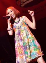 �������؂��|�\�E���ނ𔭕\�����A�t�@���N���u�������LIVE�i7��30���J�Áj�̖͗l�@