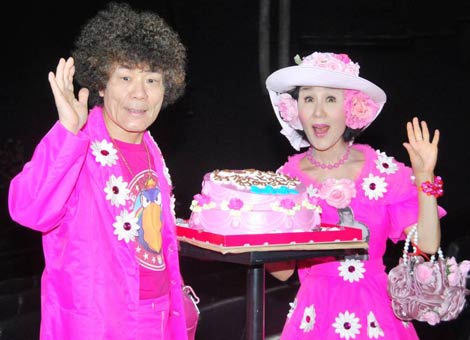 林家パー子の画像 写真 ピンク色の林家ペー パー夫妻 誕生日をブルーマンから祝福 10枚目 Oricon News