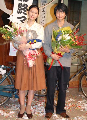向井理の画像 写真 松下 向井夫妻が笑顔と涙で ありがとう ゲゲゲの女房 クランクアップ 107枚目 Oricon News