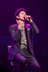 ���䌘�A�f�r���[15���N��1�e�V���O���́u���ӕ\���̋ȁv