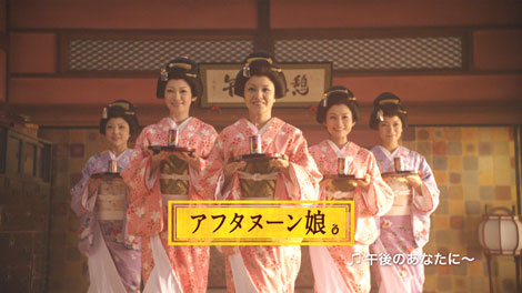 “アフタヌーン娘。”としてCM出演する（左から）小川麻琴、飯田圭織、中澤裕子、安倍なつみ、保田圭　