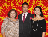 俳優・勝野洋（中央）の「還暦を祝う会」が行われ、妻・キャシー中島（左）、次女・勝野雅奈恵（右）も出席した。 （C）ORICON DD inc.　