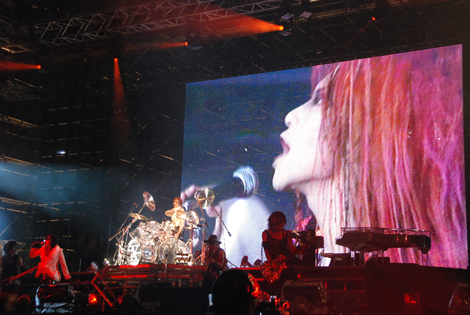 X JAPAN(ʐ^2010N815wX JAPAN WORLD TOUR Live in YOKOHAMA s˔j ]N `EɌā`x̖͗l) (C)ORICON DD inc. 