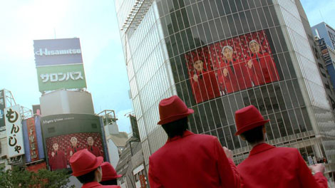 Ymoが渋谷の街頭ビジョンをジャック 街中を真っ赤に染める Oricon News