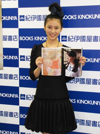 画像 写真 国民的美少女 武井咲がファースト写真集で初水着 自分を出す撮影は恥ずかしい 2枚目 Oricon News