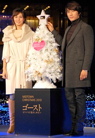 『MIDTOWN CHRISTMAS 2010』イルミネーション点灯式に参加した（左から）松嶋菜々子とソン・スンホン　（C）ORICON DD inc.　
