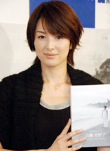 自身初となる『吉瀬美智子ポートレートカレンダー2011』の発売記念イベントを行った、吉瀬美智子 （C）ORICON DD inc.　