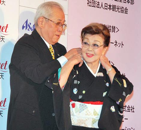 『「いい夫婦の日」パートナー・オブ・ザ・イヤー 2010』に選ばれ、野村沙知代夫人（右）にネックレスをプレゼントする野村克也　（C）ORICON DD inc.　