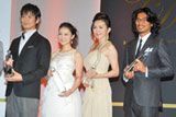 『第39回ベストドレッサー賞』を受賞した（左から）沢村一樹、武井咲、杉本彩、中澤佑二選手　