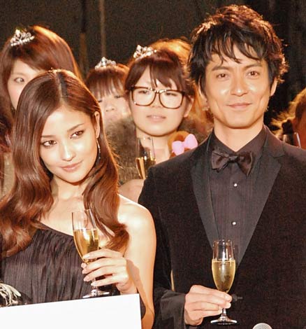 サムネイル 『日本ファッションリーダーアワード2010』授賞式、黒木メイサ（左）は沢村一樹の“エロ攻撃”にタジタジ……　（C）ORICON DD inc.　