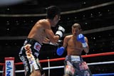 前WBC世界フライ級、元WBA世界ライトフライ級王者の亀田興毅選手(右)が日本人初の三階級制覇に挑む。(c)TBS 