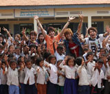 �J���{�W�A�̎q�������ƏΊ�ŋL�O�B�e�@