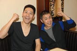 ガッツポーズで再会を喜ぶ東野幸治と岡村隆史（右）　（ｃ）日本テレビ　