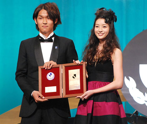 『2010Jリーグアウォーズ』で、ベストヤングプレーヤー賞を受賞したガンバ大阪・宇佐美貴史選手(左)を表彰した、『2010 Jリーグ特命PR部』女子マネージャーの足立梨花 (C)ORICON DD inc. 