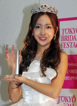 AKB48��A���z7���~�W���G���[�̉ԉŎp�Ō�����]�`����