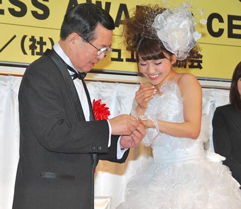 『第5回 ブライダルジュエリー プリンセス』を受賞したAKB48の大島優子（右）、初めて左手薬指に指輪をはめるもなかなか通らず苦笑い　（C）ORICON DD inc.　