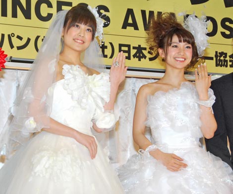 『第5回 ブライダルジュエリー プリンセス』を受賞した（左から）福田沙紀とAKB48の大島優子　（C）ORICON DD inc.　