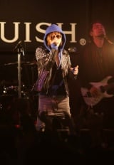 �����E�V�h�X�e�[�V�����X�N�G�A�ɂăV�[�N���b�g���C�u���s���������i������j���t�Ɛl���@