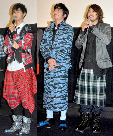 サムネイル 映画『ランウェイ☆ビート』の完成披露試写会の舞台あいさつに“スカート姿”で登壇した（左から）瀬戸康史、田中圭、加治将樹　