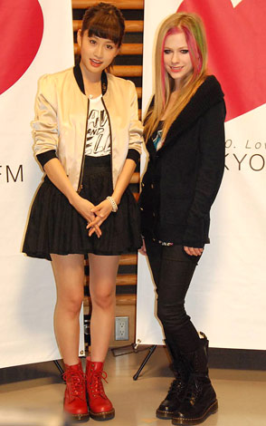 アヴリル ラヴィーンの画像 写真 国内外ミリオン歌手初対面 Akb48前田敦子 アヴリルがガールズトーク 5枚目 Oricon News