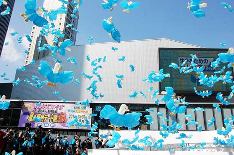 嵐・櫻井翔がアフラック『生きるためのがん保険Days』新キャンペーン発表会に出席、テープカットでは約1000個の“青いダック”型バルーンが大空に飛び立った　（C）ORICON DD inc.　