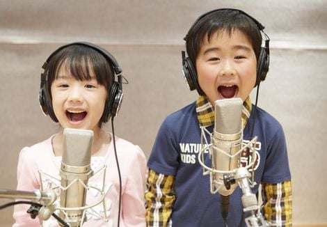 元気いっぱいに歌う芦田愛菜（左）＆鈴木福　