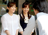 表参道ヒルズで募金活動を行った（左から）杉崎美香、皆藤愛子　