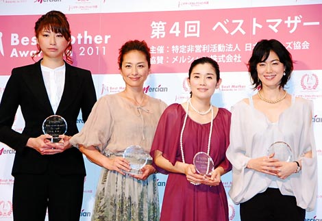 『第4回ベストマザー賞2011』を受賞した（左から）バレーボールの山本愛選手、清原亜希、石田ひかり、今井美樹　（C）ORICON DD inc.　