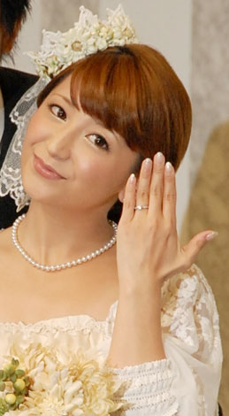 「給料3ヶ月以上」（中村）というダイヤモンドの婚約指輪を披露した、矢口真里 （C）ORICON DD inc.　
