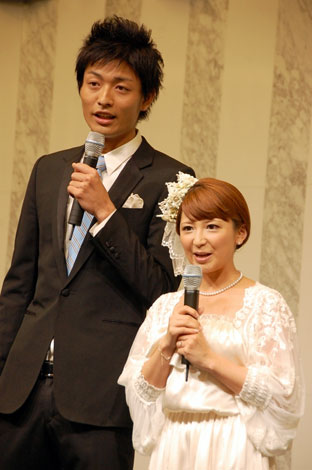 2ショット結婚会見を行った（左から）中村昌也、矢口真里 （C）ORICON DD inc.　
