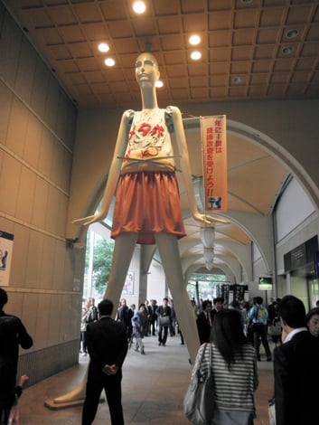 名古屋駅の名物「ナナちゃん人形」、38歳でメタボ姿に | ORICON NEWS