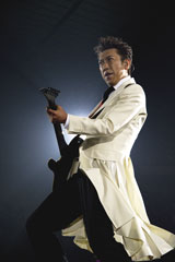 布袋寅泰、30周年記念ライブで“全国ツアー”開催を報告 | ORICON NEWS