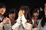 5月29日に横浜スタジアムで行われた握手会イベントで正規メンバー昇格が発表され号泣した市川美織（中央）　