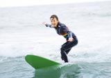 人生初のサーフィンに挑戦した大島優子　