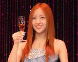 今月3日に20歳を迎え、シャンパンで乾杯した板野友美　（C）ORICON DD inc.　