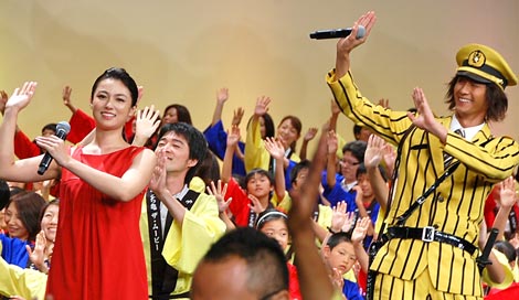 香取 香里奈 速水らが4000人大合唱でこち亀ダンス Oricon News