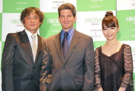 提携プロジェクト『HIKOBAE PROJECT』記者発表会に出席した(左から)塩屋俊氏、トム・オッペンハイム氏、趣里 (C)ORICON DD inc.