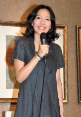 妊娠約6ヶ月の木村佳乃 ワンピースでお腹隠すもにっこりママの顔 Oricon News