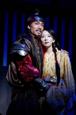 舞台『レッドクリフ -愛-』が開幕 周瑜役のAKIRAとその妻・小喬役のリン・チーリン