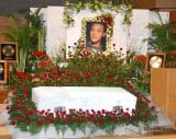 約2500本のバラが飾られたジョー山中さんの祭壇　（C）ORICON DD inc.