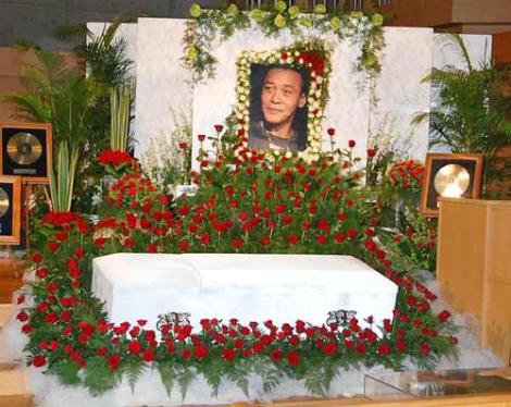 にこやかなジョー山中さんの遺影と、“最後のステージ”をイメージした約2500本のバラが飾られた祭壇　（C）ORICON DD inc.