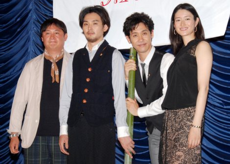 映画『探偵はBARにいる』の完成披露試写会で舞台あいさつに登壇した（左から）橋本一監督、松田龍平、大泉洋、小雪　（C）ORICON DD inc.