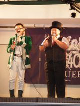 �̃t���f�B��}�[�L�����[�̒a�������j�����N�P��C�x���g�wFREDDIE FOR A DAY�x�ɓo�ꂵ���E�j�݁i�Ђ����N�A�R�c���C53���j